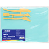 Zestaw do modelowania Kite Classic K-1140-18 (deseczka 180x250 mm + 3 szpatułki do wyc.), miętowy Zestaw do modelowania Kite Classic K-1140-18 (deseczka 180x250 mm + 3 szpatułki do wyc.), miętowy