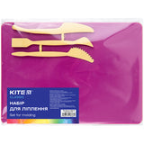 Zestaw do modelowania Kite Classic K-1140-10 (deseczka 180x250 mm + 3 szpatułki do wyc.), różowy Zestaw do modelowania Kite Classic K-1140-10 (deseczka 180x250 mm + 3 szpatułki do wyc.), różowy